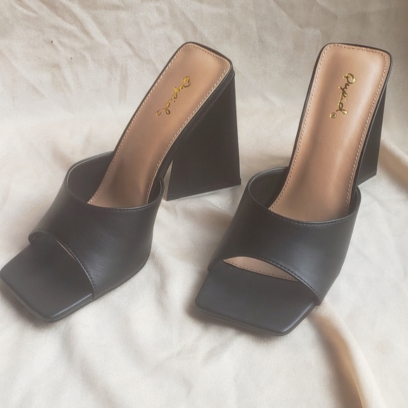 🚨FEW PAIRS LEFT//Black Block heel - Picture 6 of 7